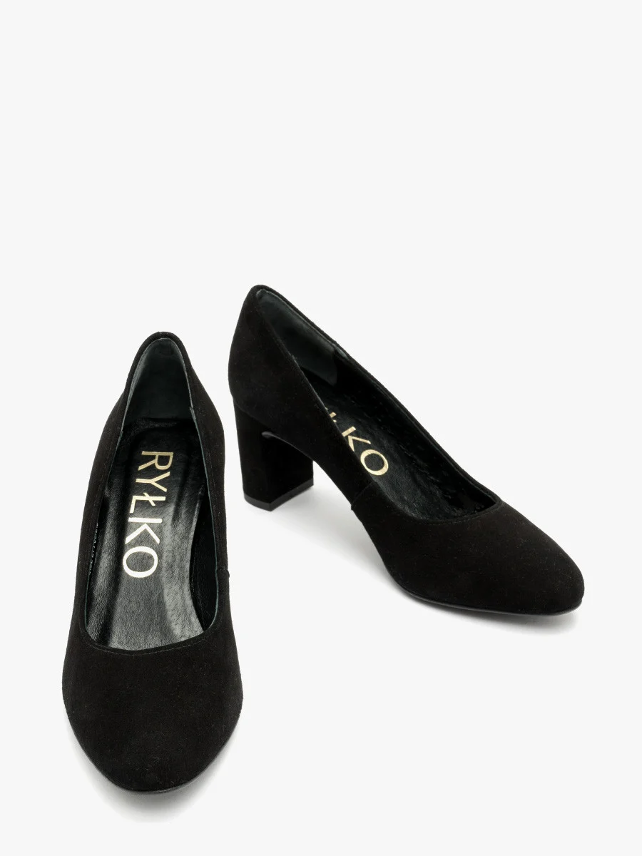 Czarne czółenka na słupku