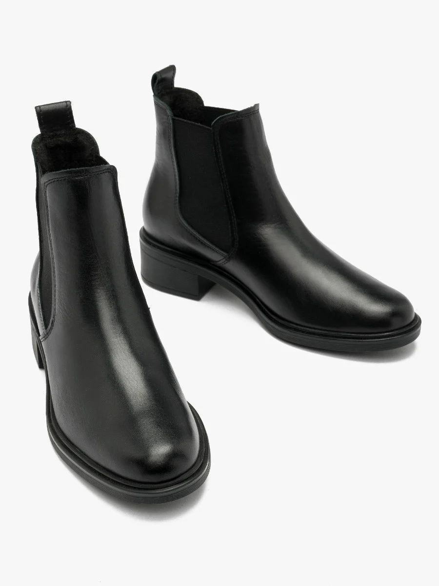 Czarne sztyblety na niskim obcasie