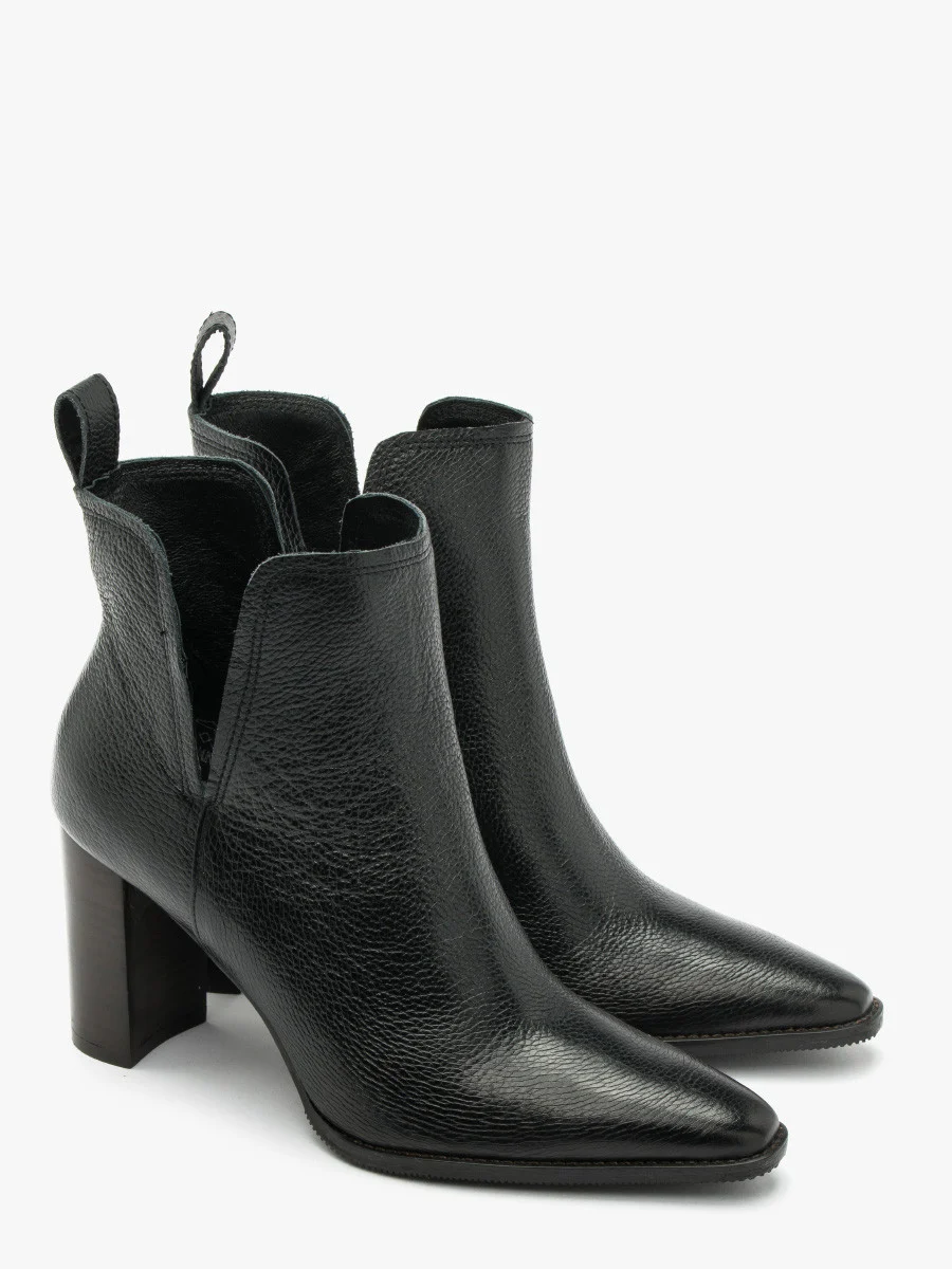 Czarne botki z ozdobną cholewką