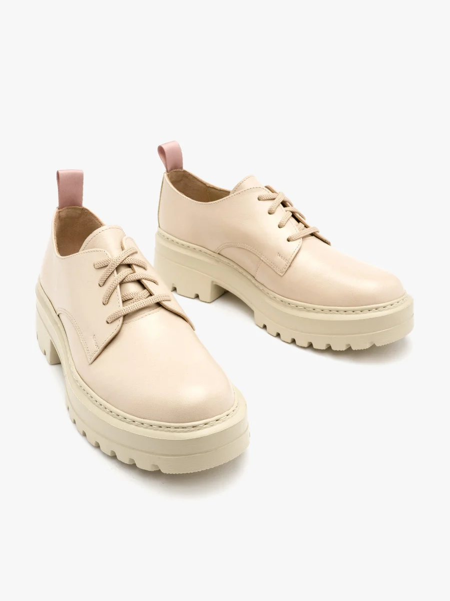 Beżowe półbuty na lekkim spodzie