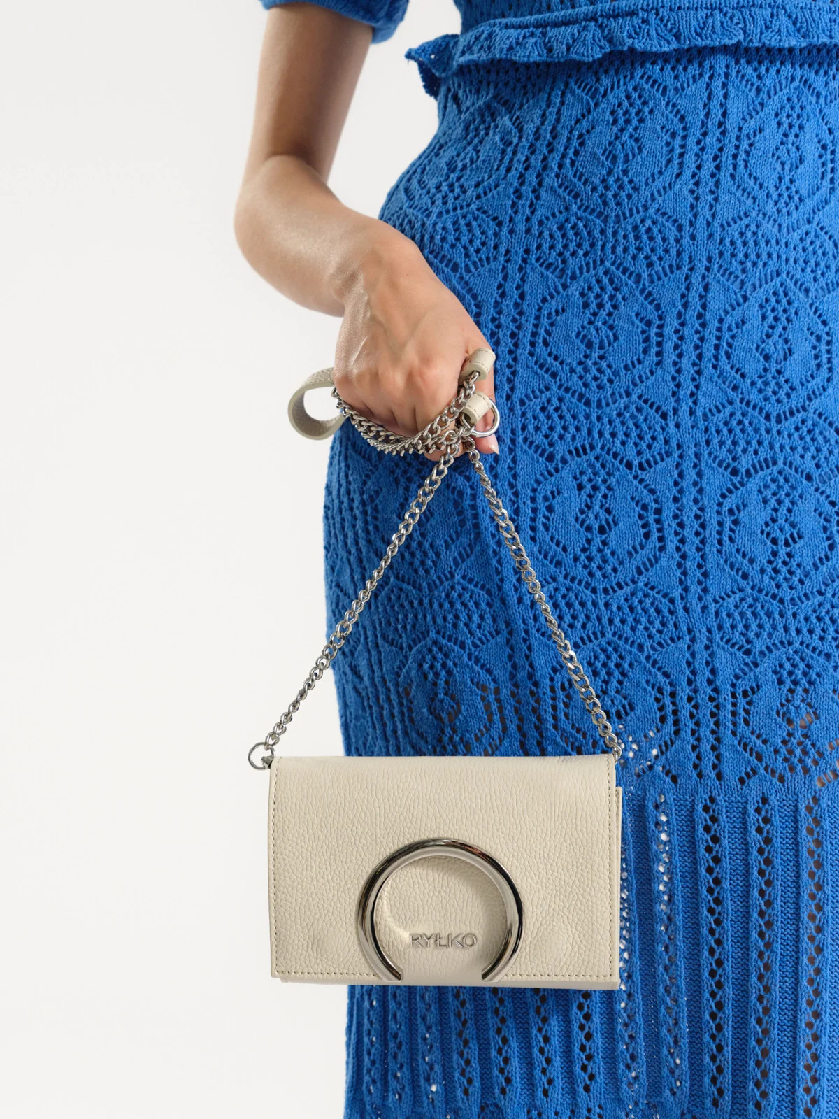 Mała, kremowa torebka typu kopertówka