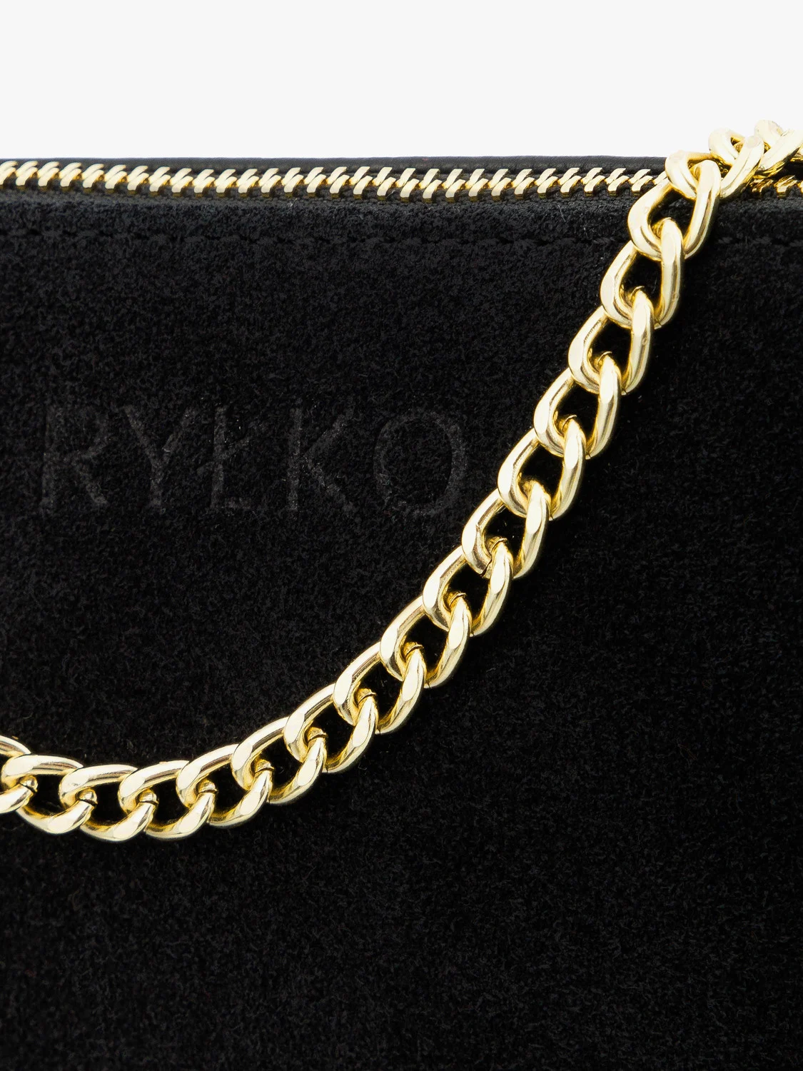 Czarna torebka ze złotym łańcuszkiem