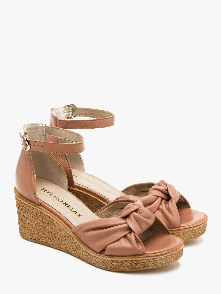 Różowe sandały z ozdobną cholewką