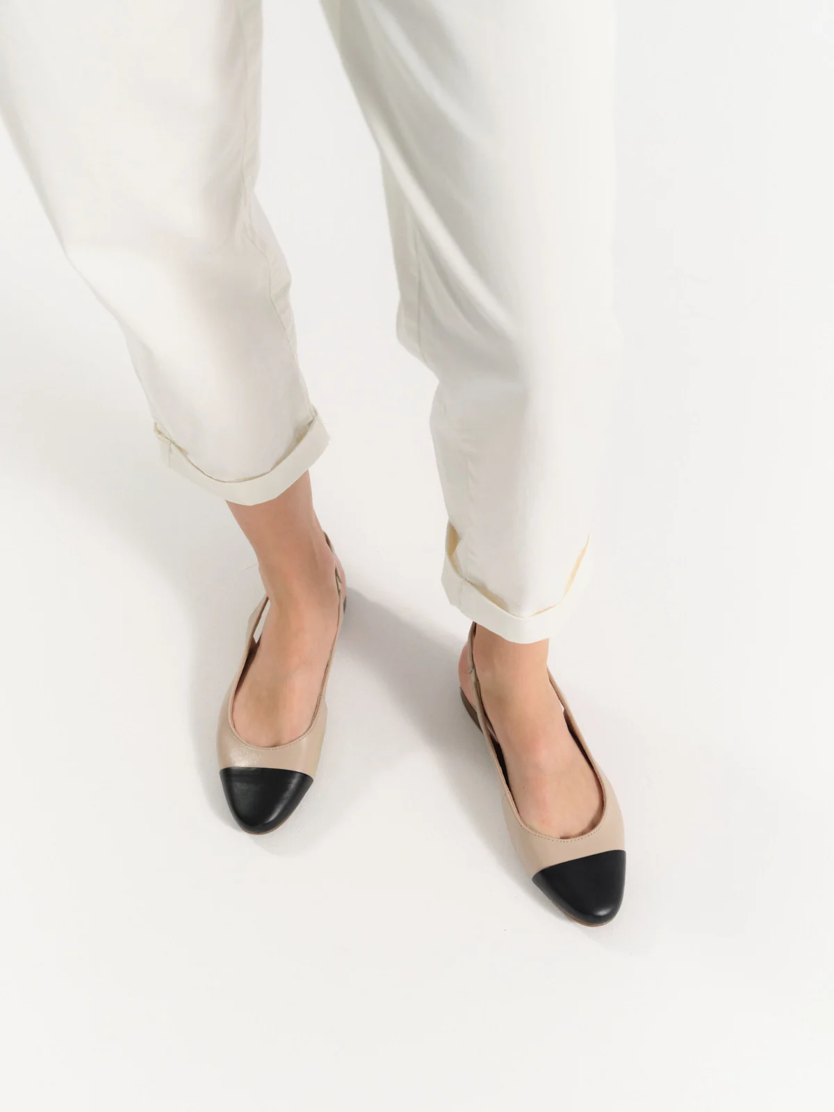 Beżowe baleriny z czarnym noskiem