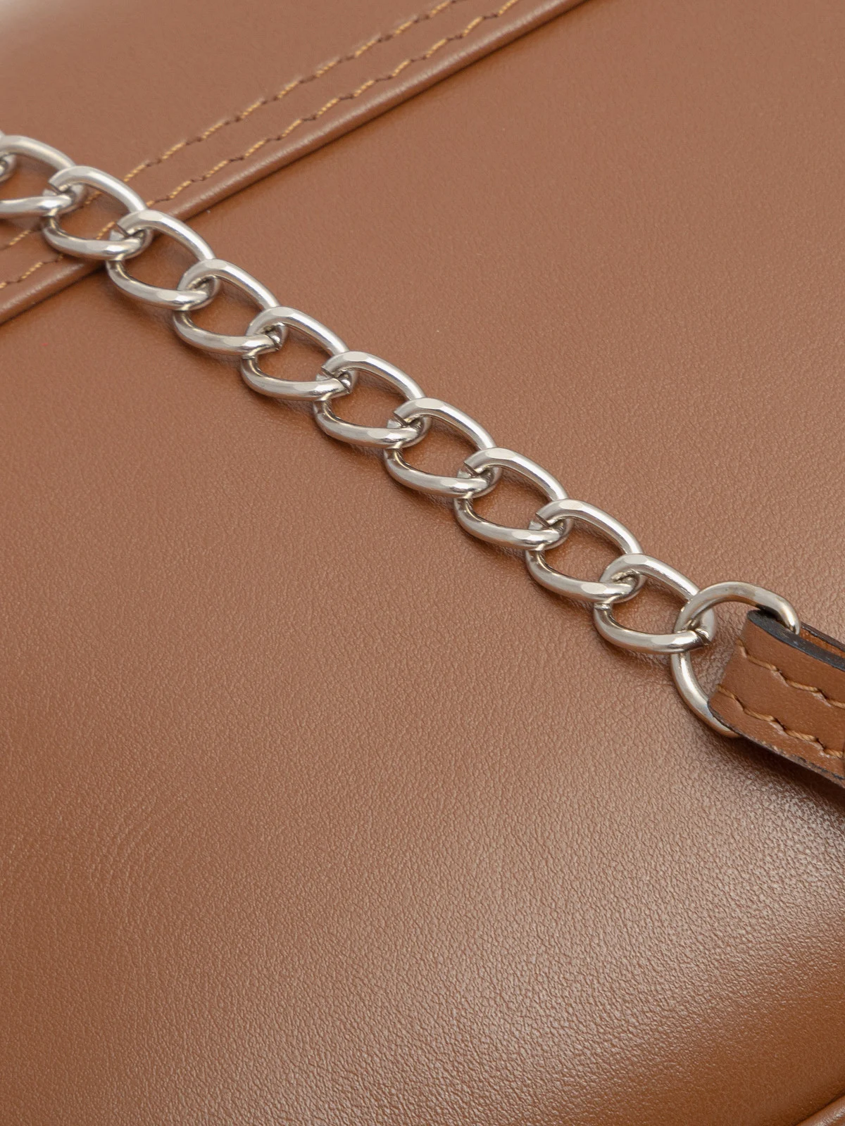 Brązowa torebka typu kopertówka na srebrnym łańcuszku