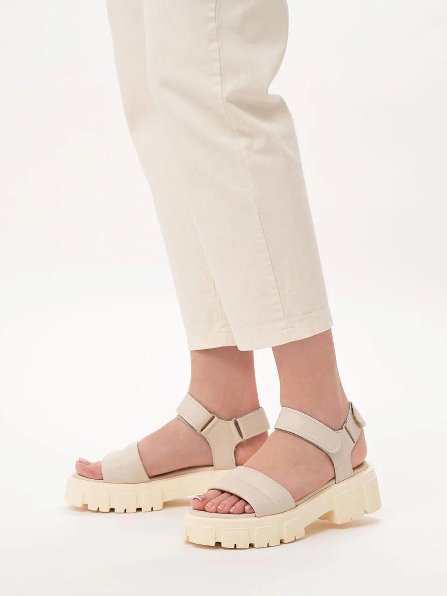 Kremowe sandały na lekkiej podeszwie