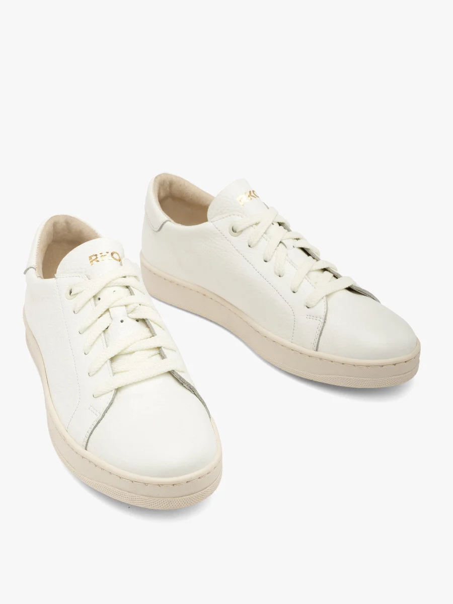 Białe półbuty na kremowym spodzie