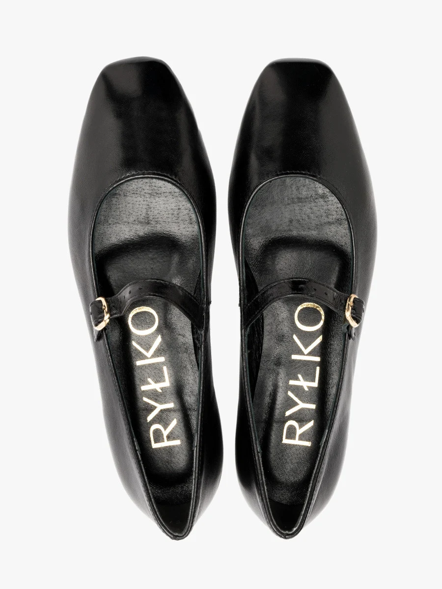 Czarne baleriny z ozdobnym zapięciem