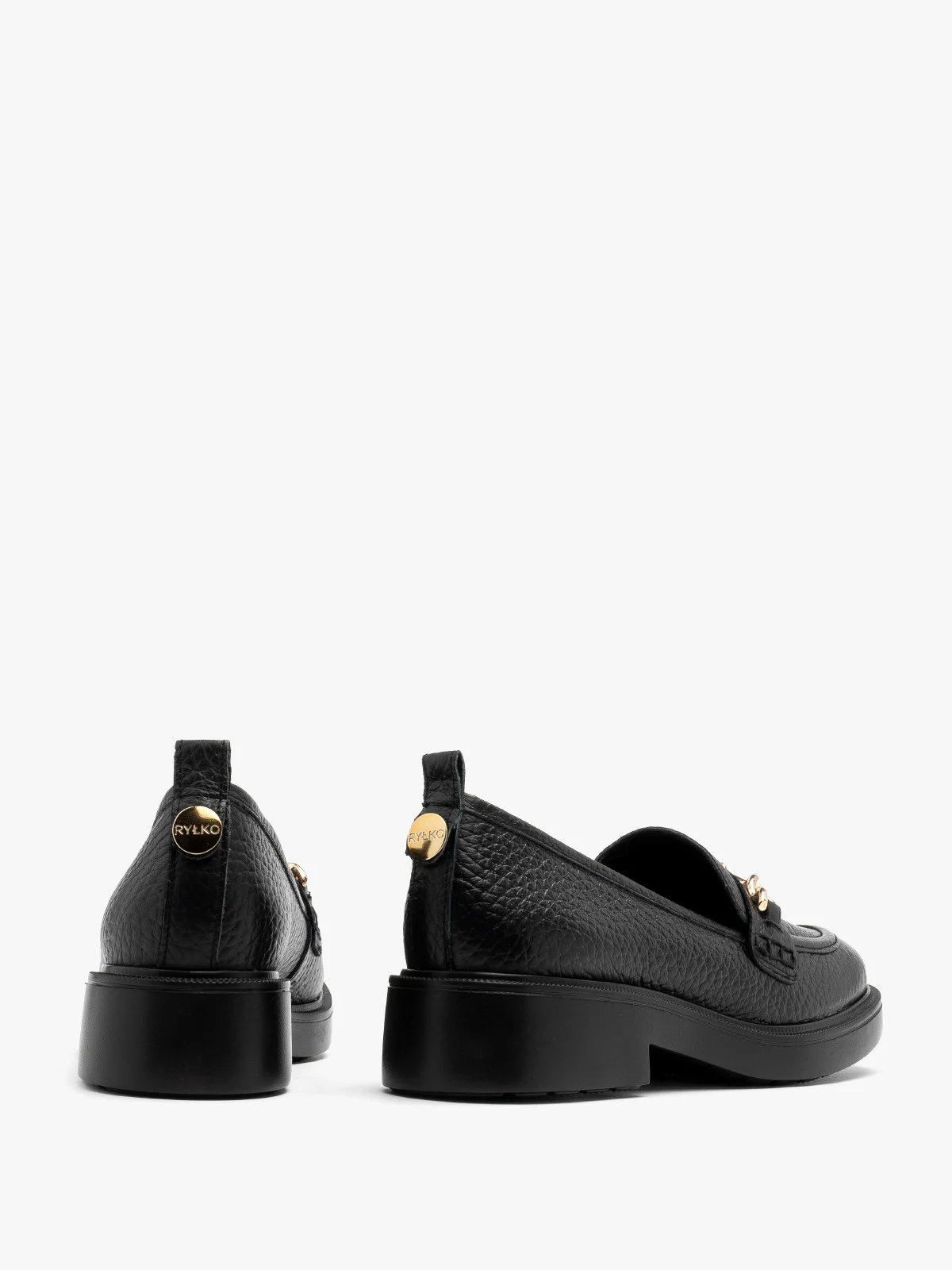 Czarne mokasyny z dekoracyjną, złotą ozdobą