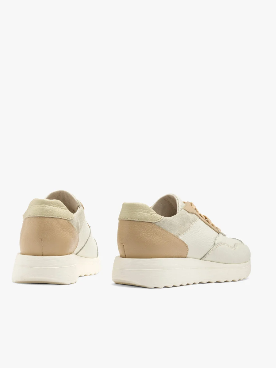 Białe półbuty sportowe z beżowymi wstawkami