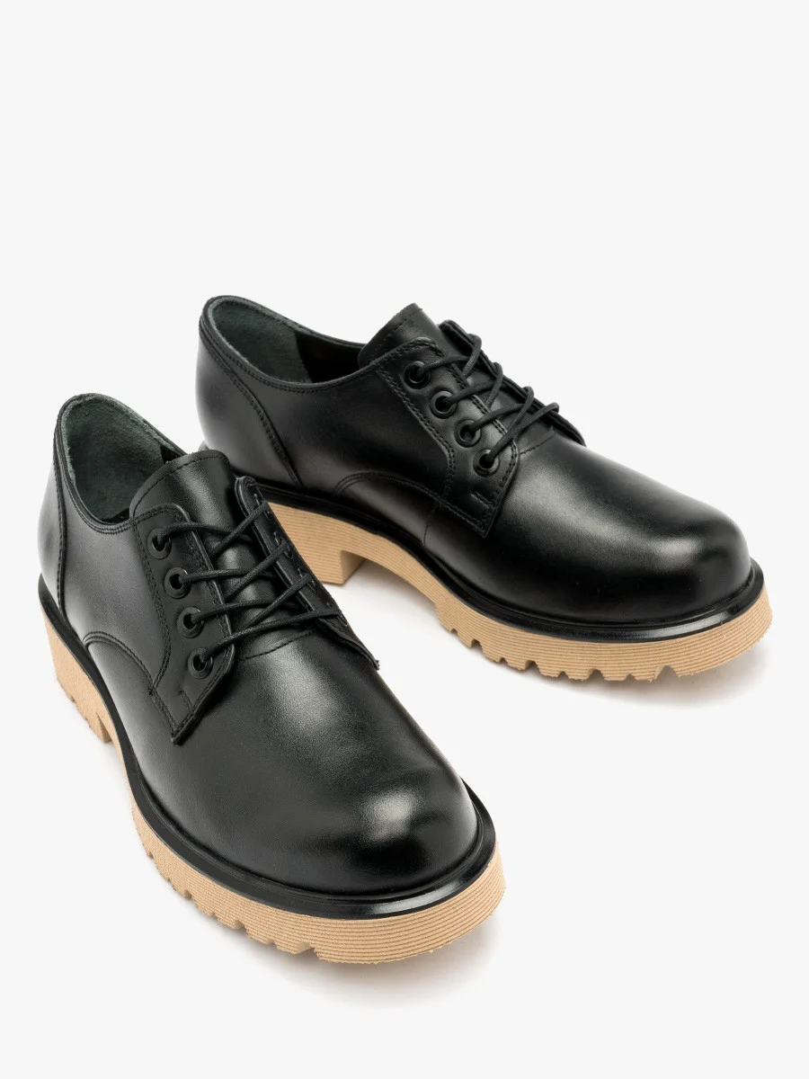 Czarne półbuty na beżowym spodzie