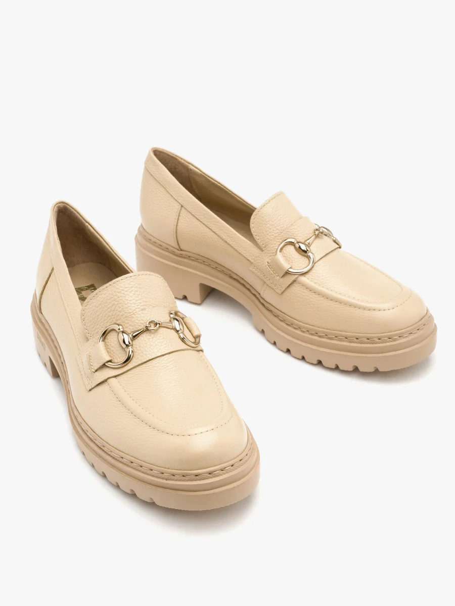 Beżowe mokasyny ze złotą ozdobą