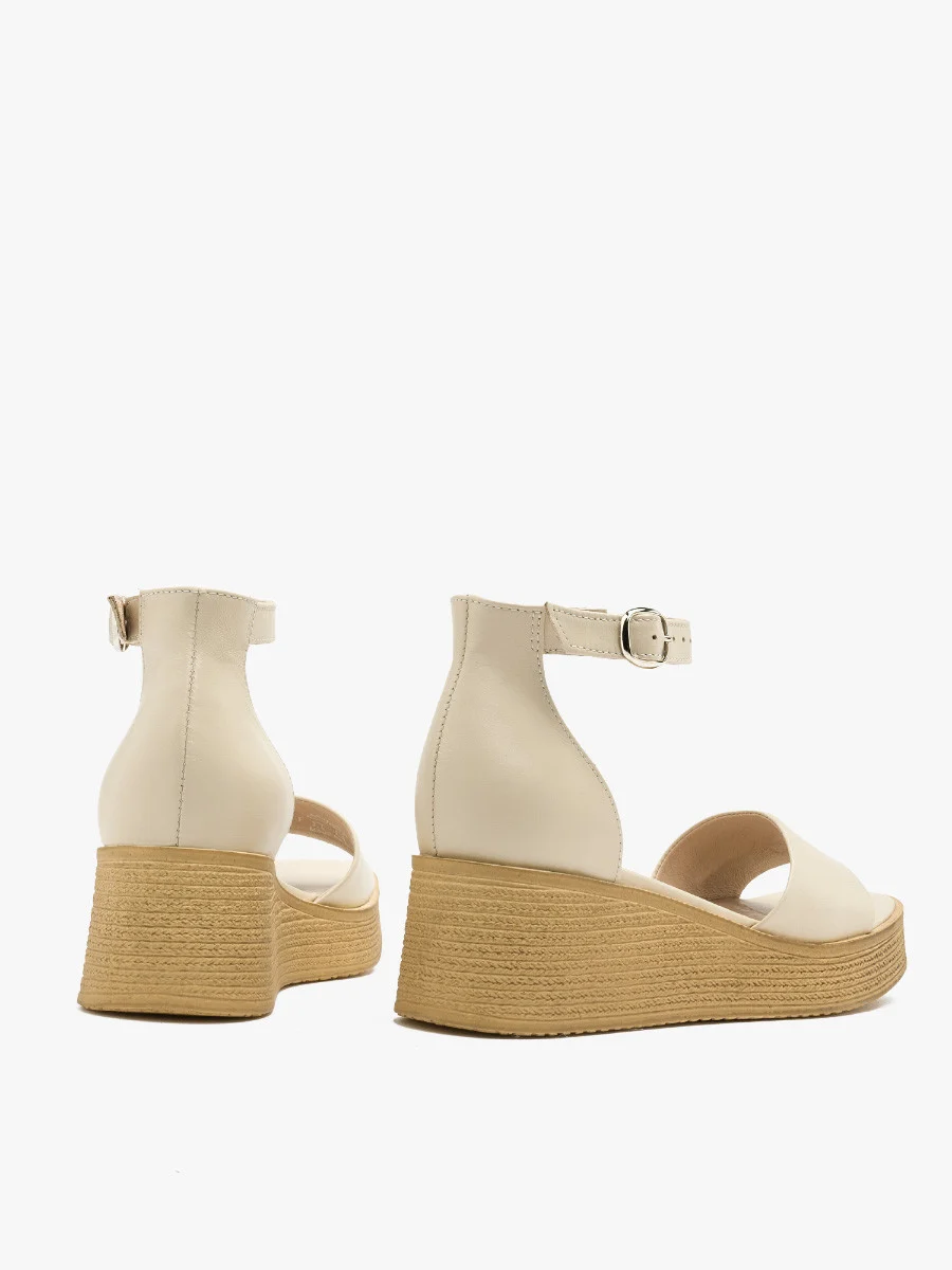 Kremowe sandały na ozdobnej platformie