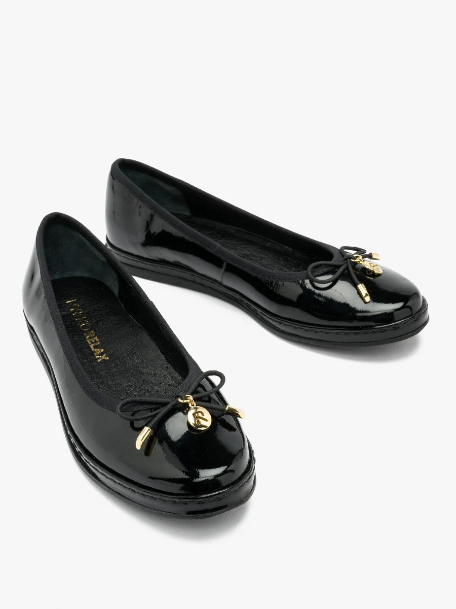 Lakierowane baleriny z kokardą