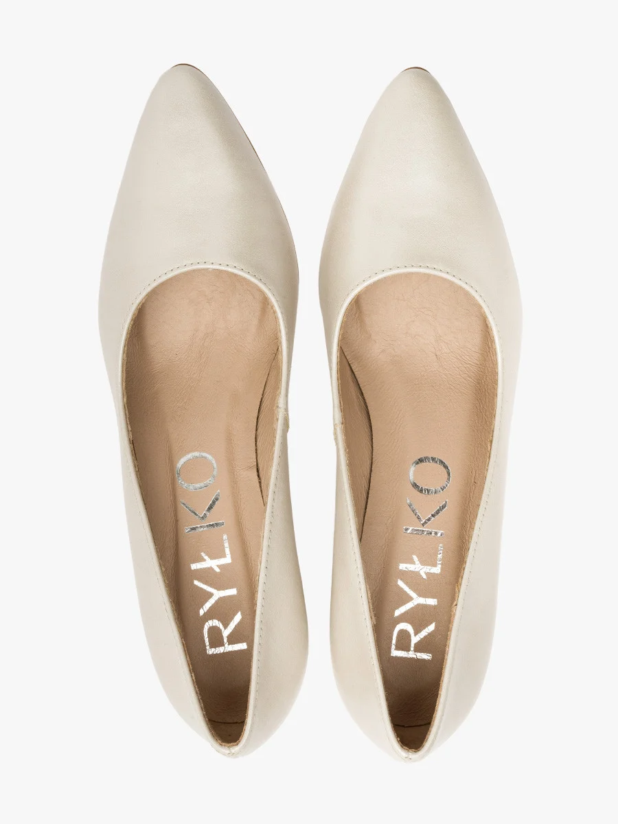 Perłowe czółenka na słupku