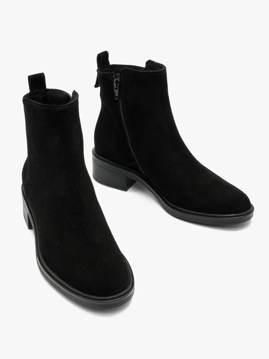 Czarne welurowe botki