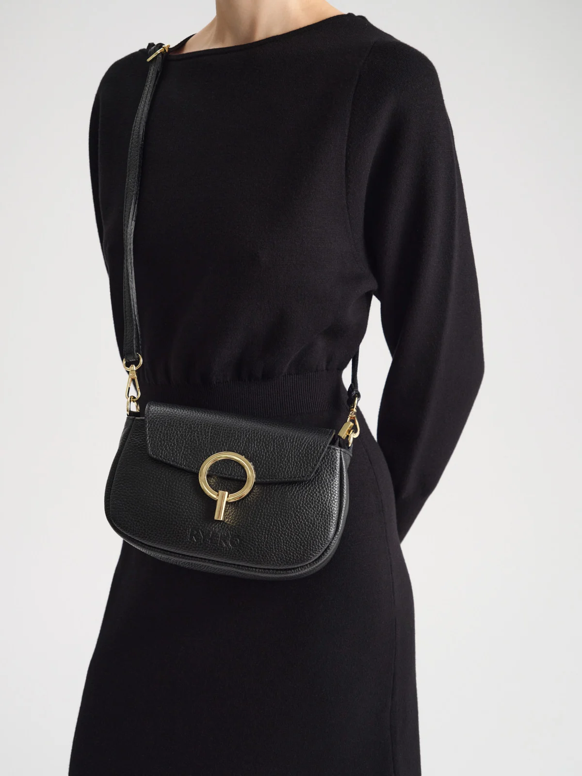 Elegancka torebka z dwoma paskami oraz złotymi detalami