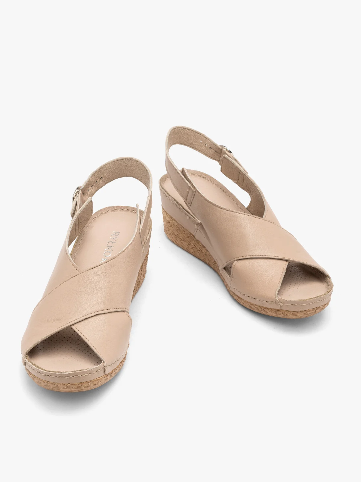 Beżowe sandały na platformie