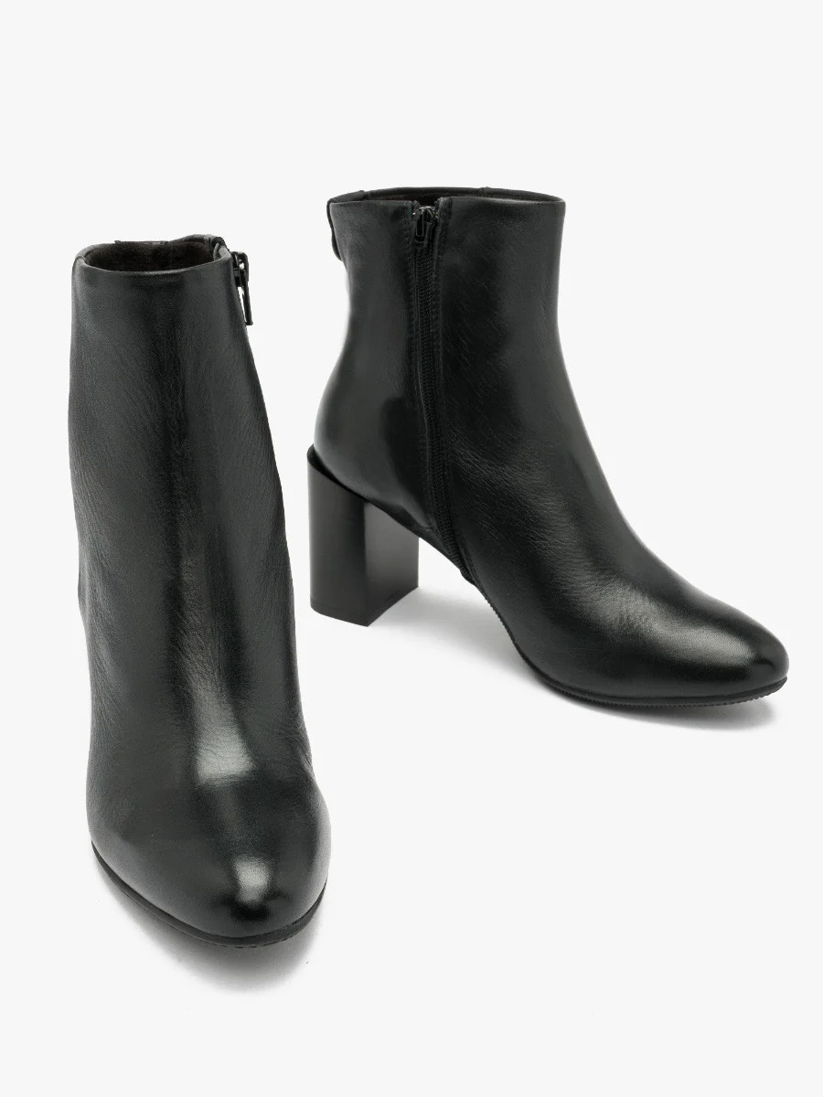 Czarne botki na obcasie
