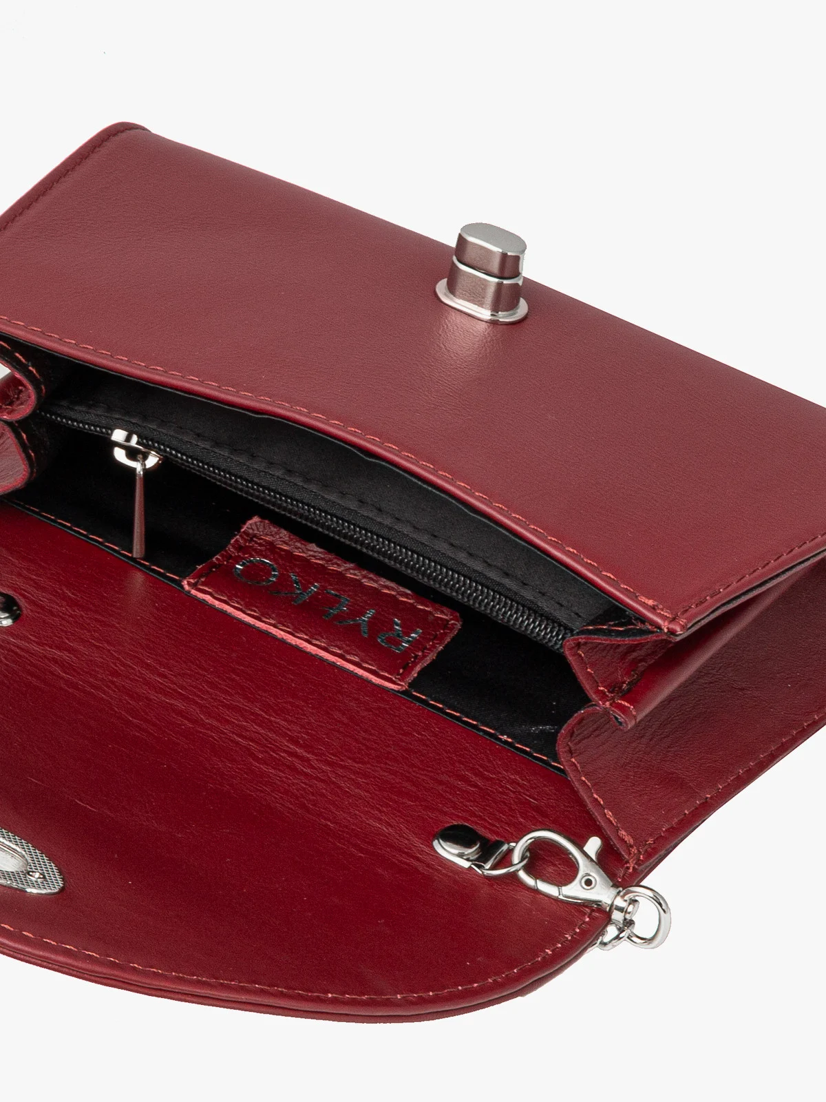 Mała elegancka torebka zapinana na ozdobną klamrę