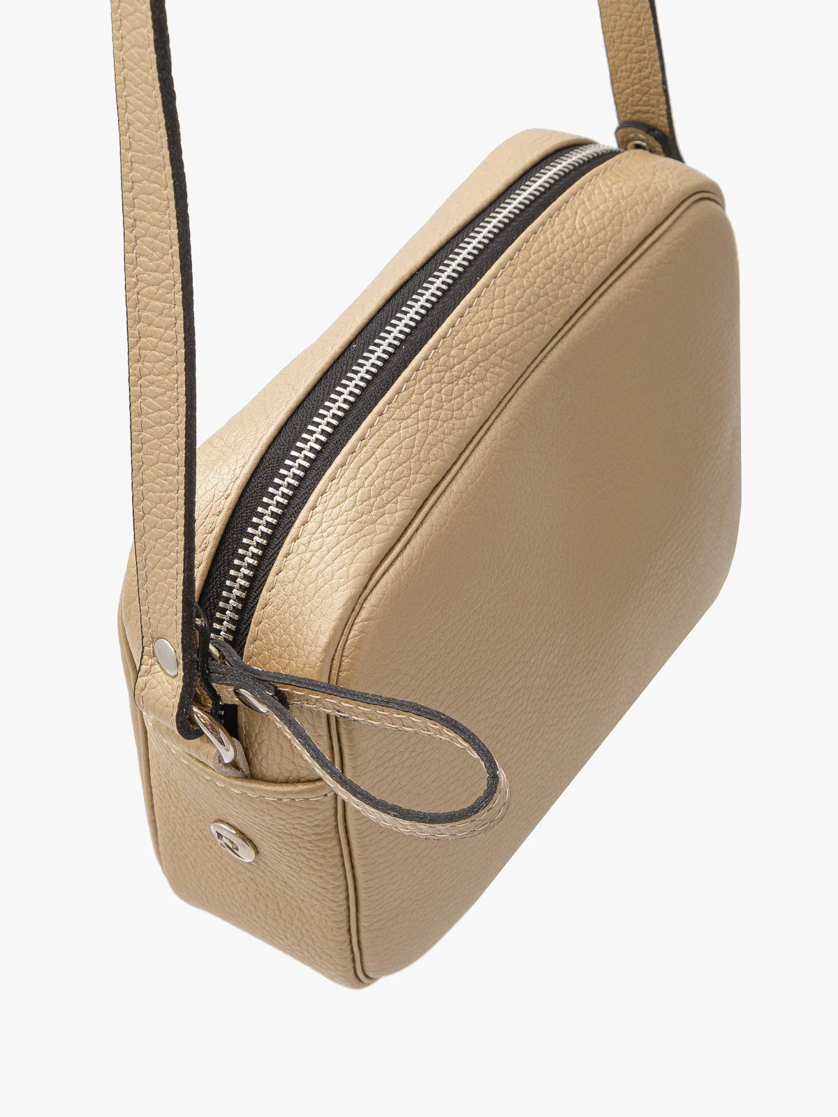 Złota torebka z ozdobnym frędzlem