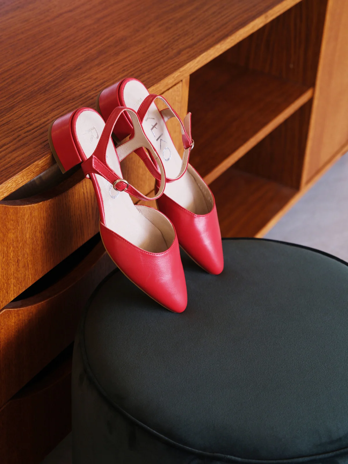 Czerwone czółenka z otwartą piętą