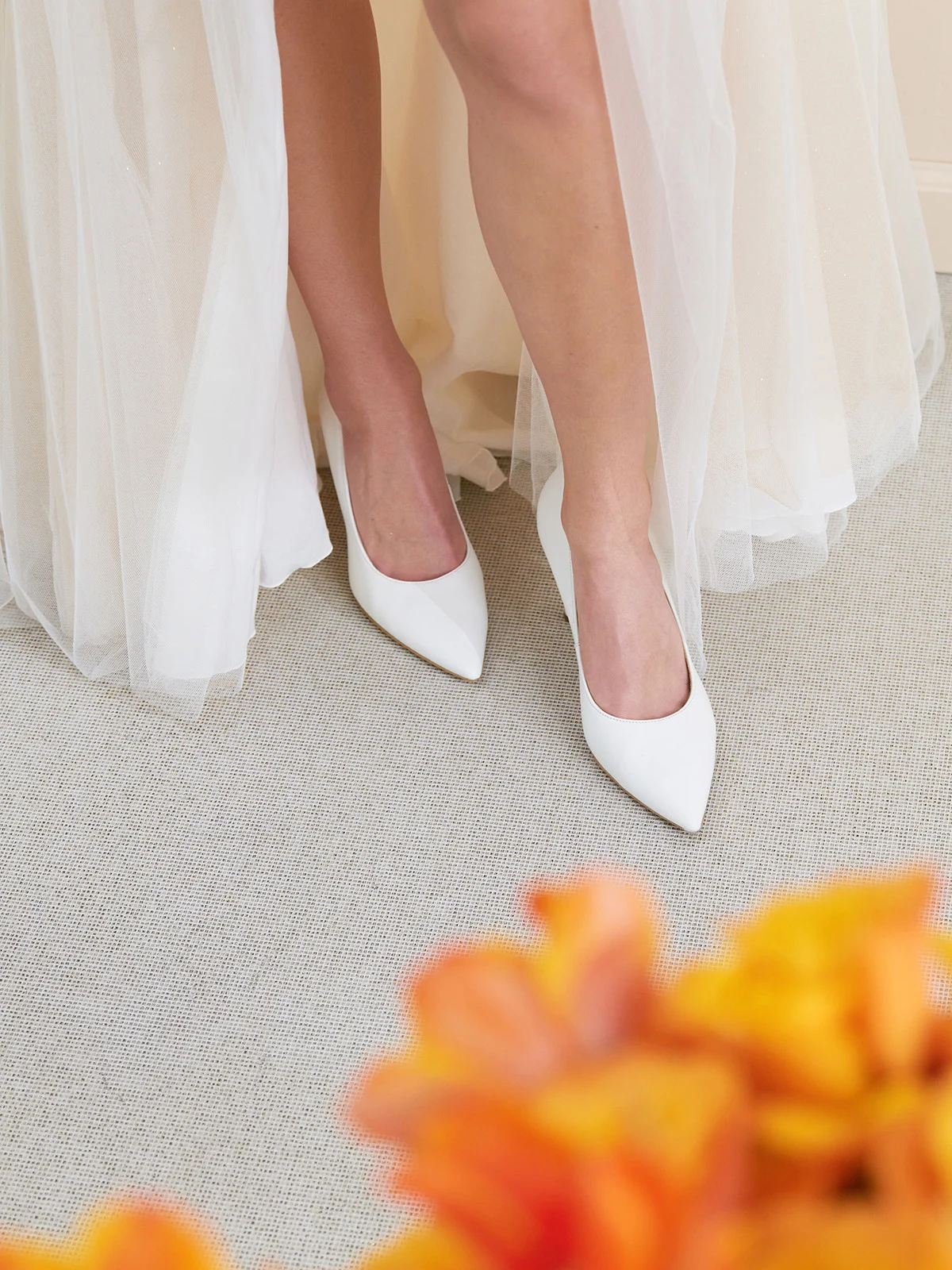Białe czółenka na szpilce