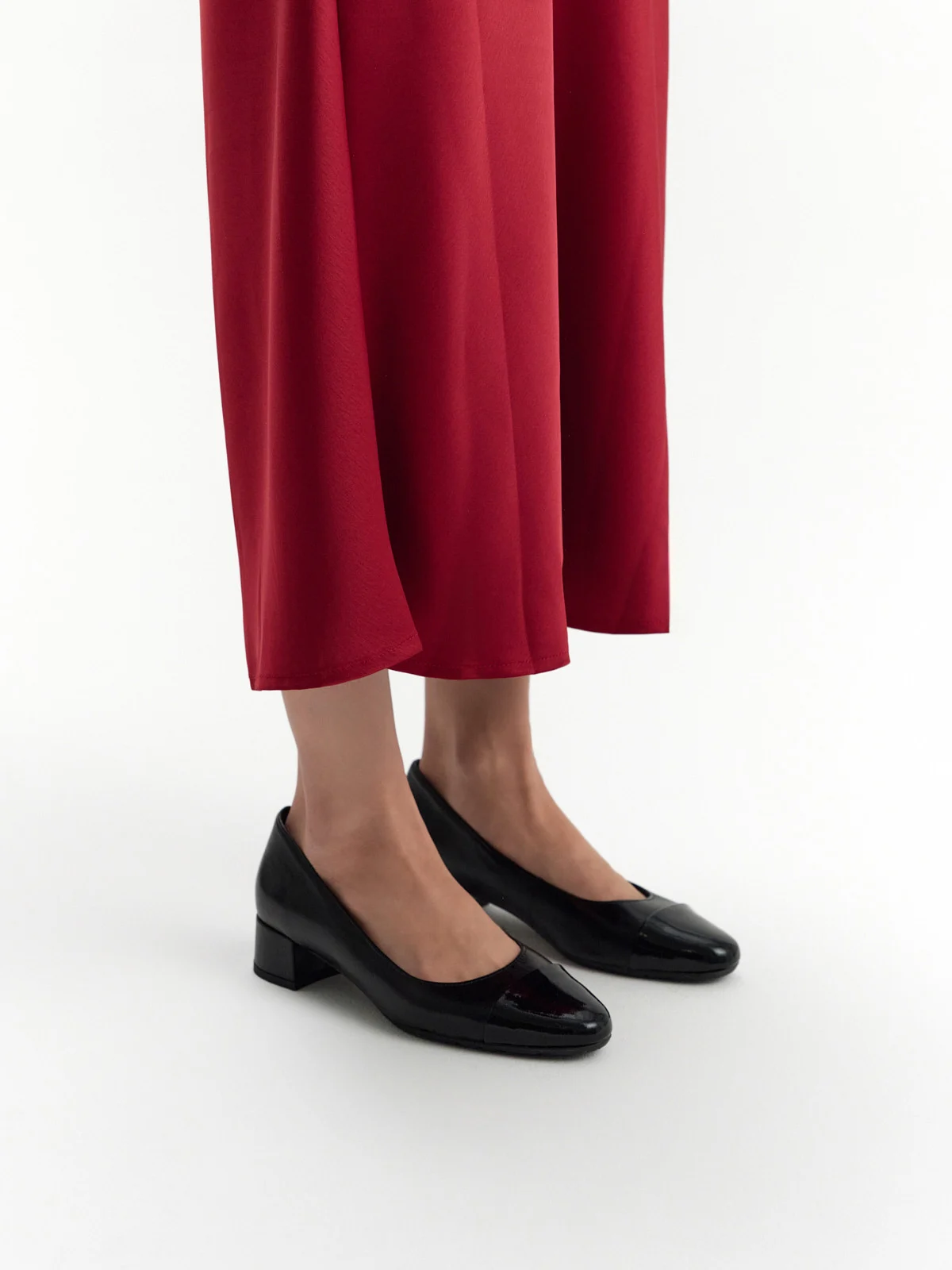 Czarne czółenka damskie na niskim klocku