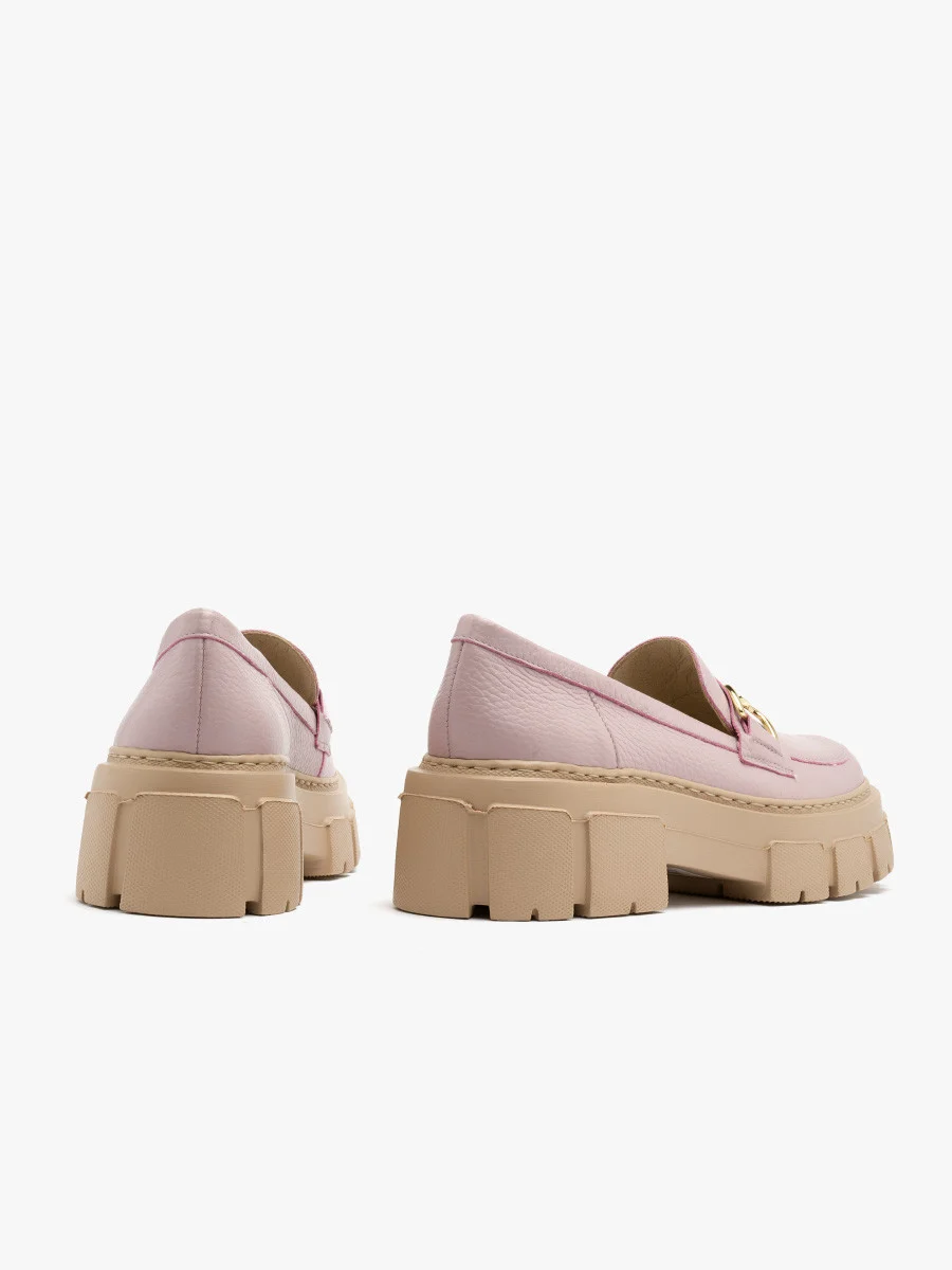 Liliowe mokasyny ze złotą ozdobą