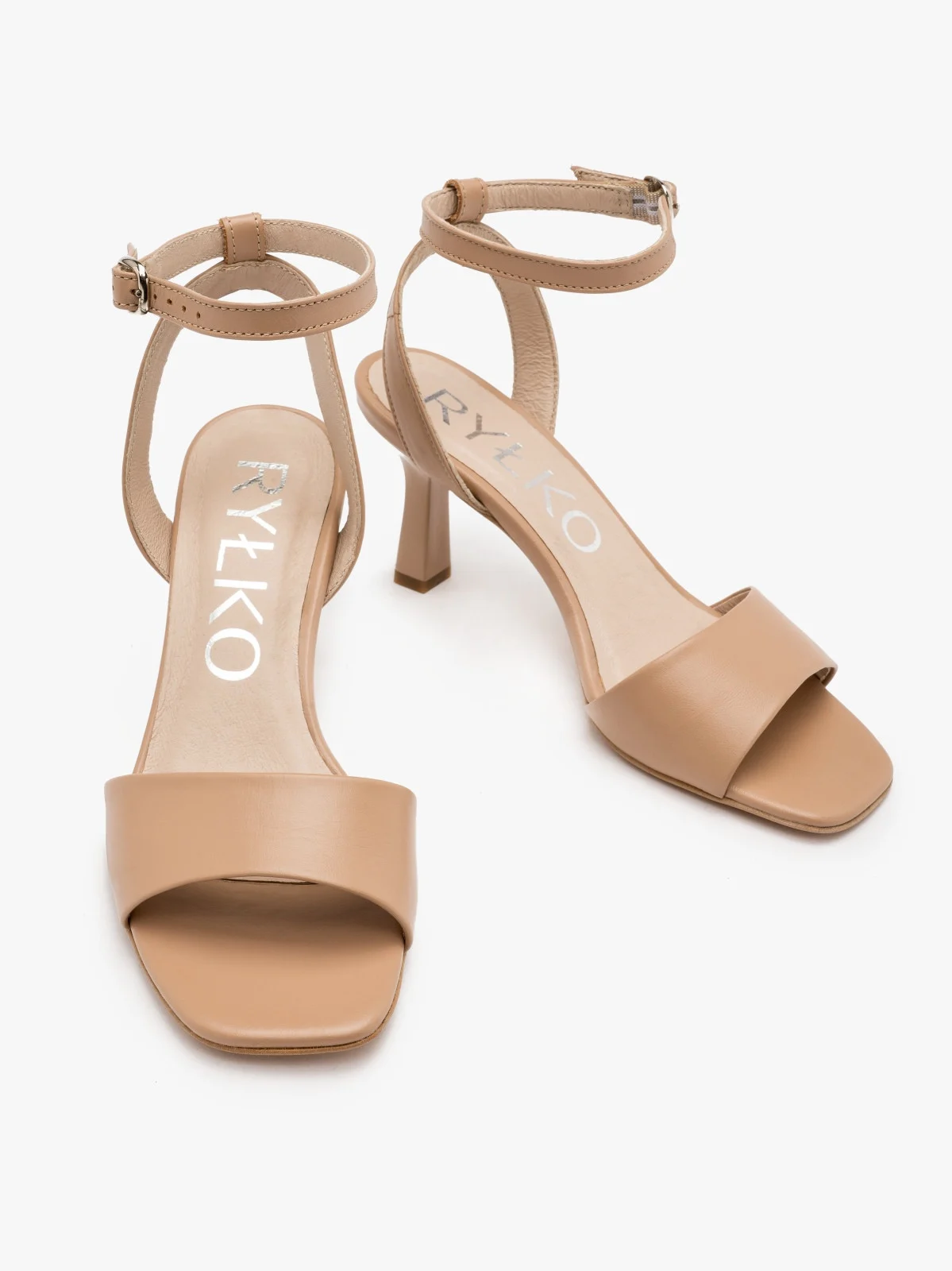 Beżowe sandały na lakierowanej szpilce