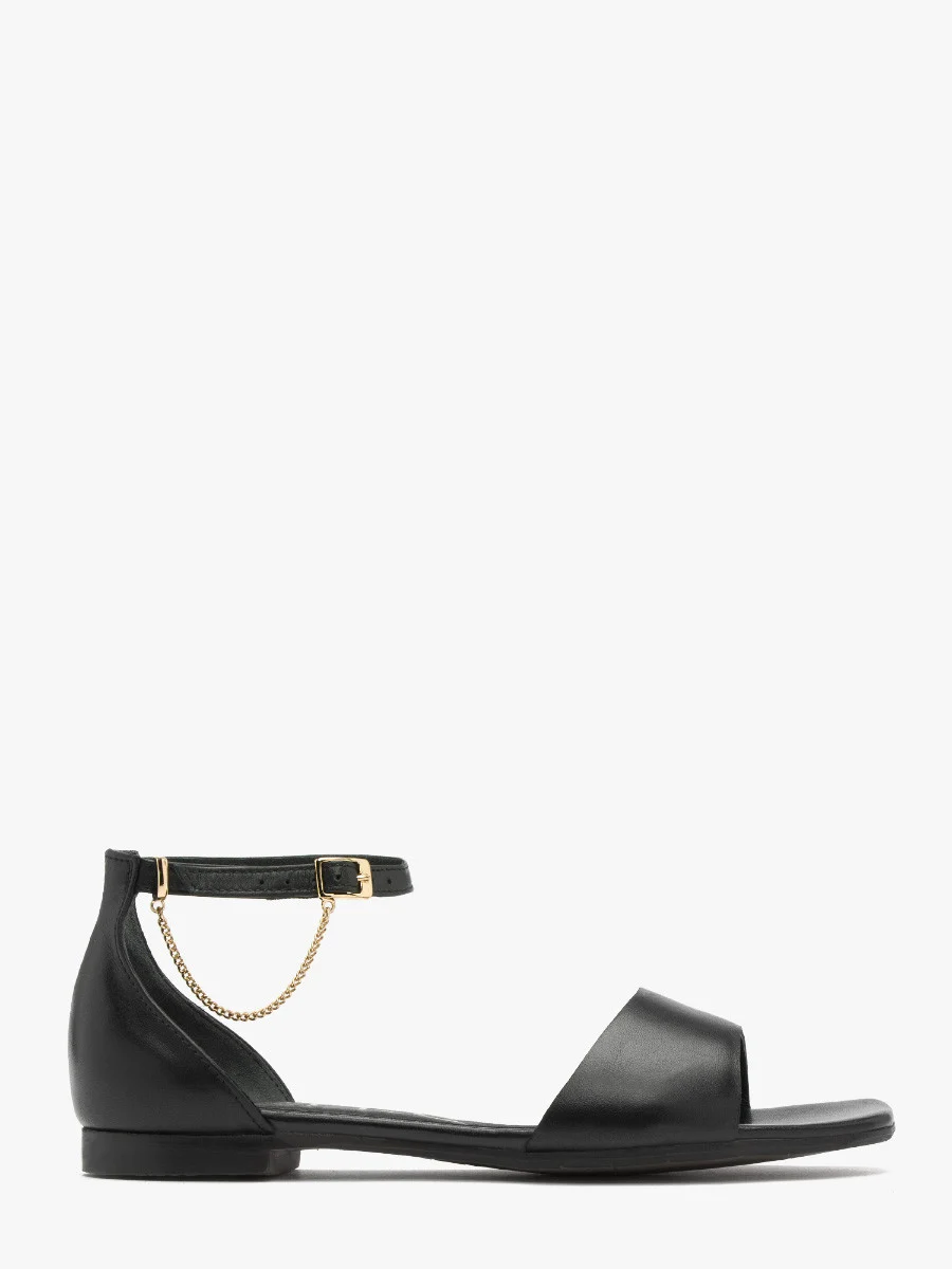 Czarne sandały ze złotym łańcuszkiem