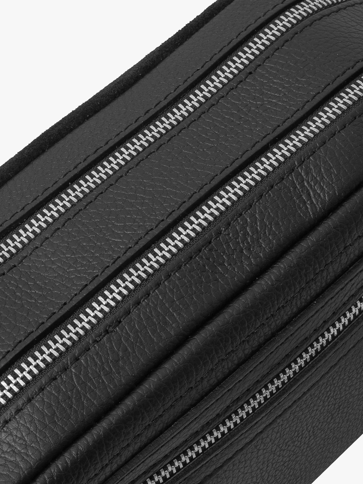 Czarna torebka listonoszka średniej wielkości