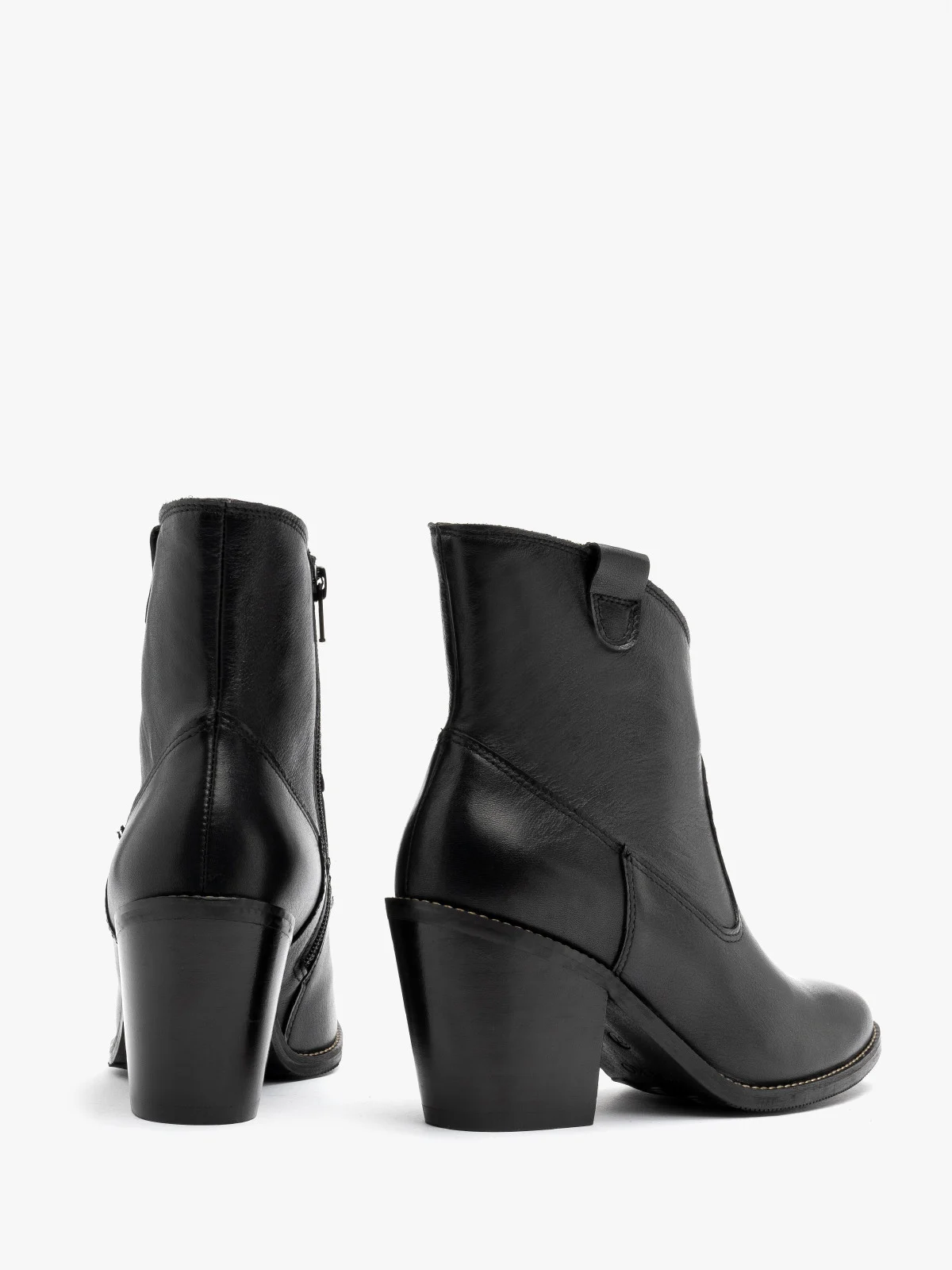 Czarne botki typu kowbojki z ozdobną cholewką