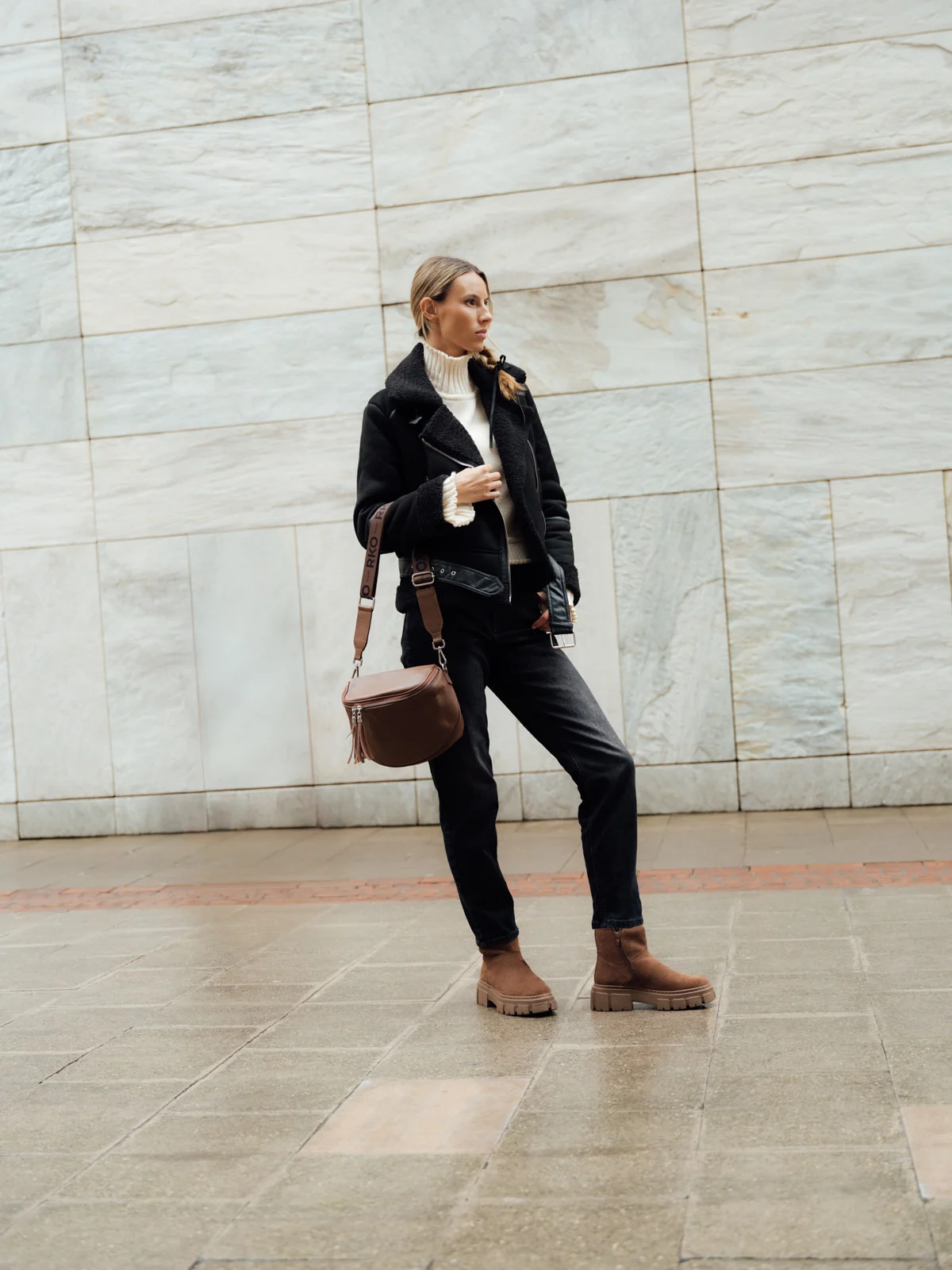 Brązowa torebka typu crossbody na taśmie z logotypem