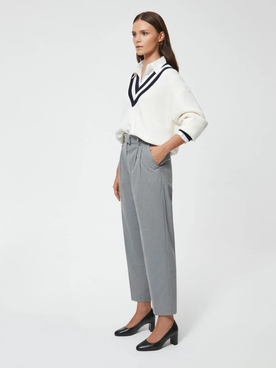 Czarne czółenka na słupku