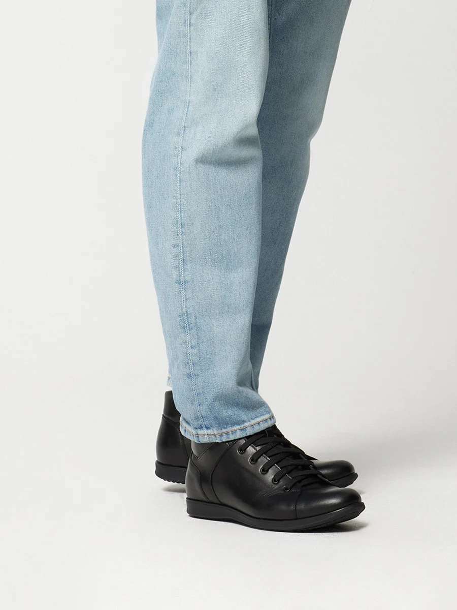 Czarny trzewik męski