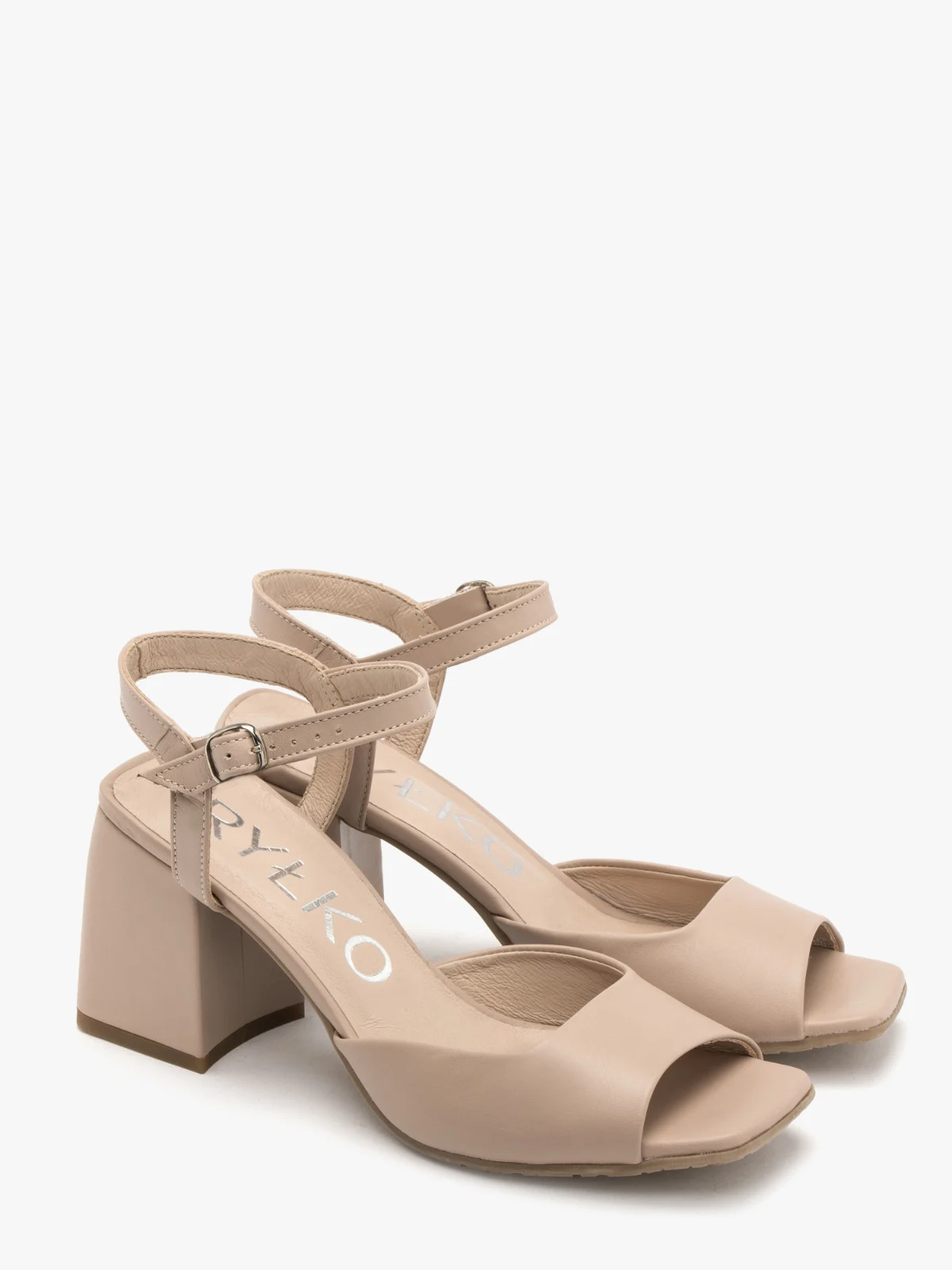 Beżowe sandały na masywnym słupku