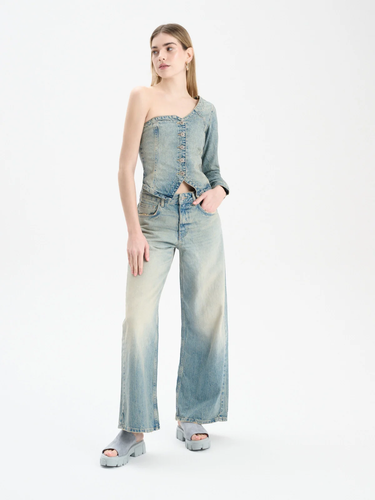 Niebieskie klapki na masywnym spodzie