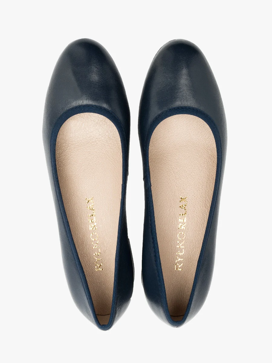 Granatowe czółenka na niskim obcasie