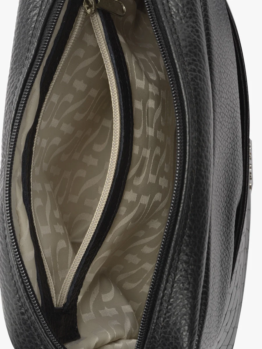 Czarna torebka z ozdobnym frędzlem