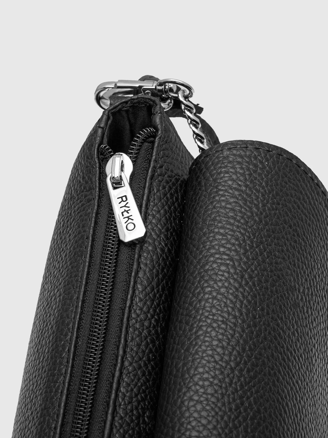 Czarna torebka z łańcuszkiem