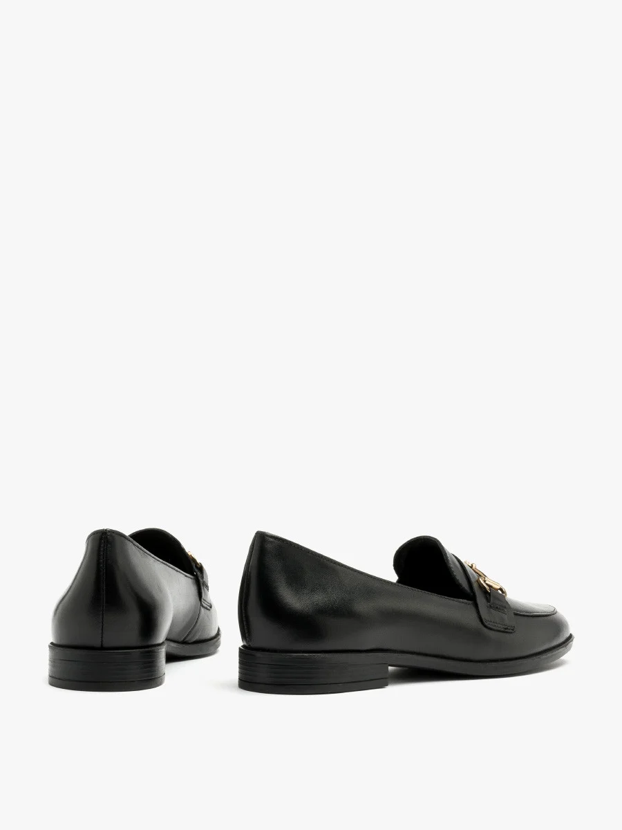 Czarne mokasyny z platynową ozdobą