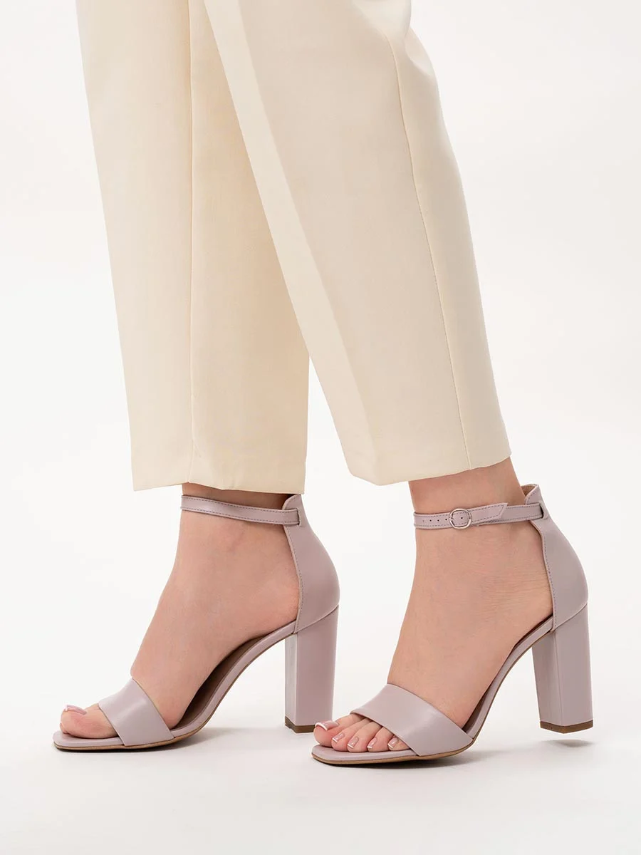 Liliowy sandały na słupku