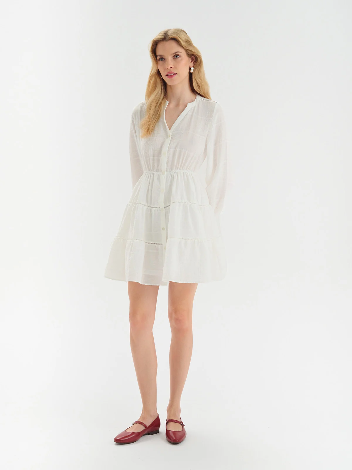 Czerwone baleriny z ozdobnym zapięciem