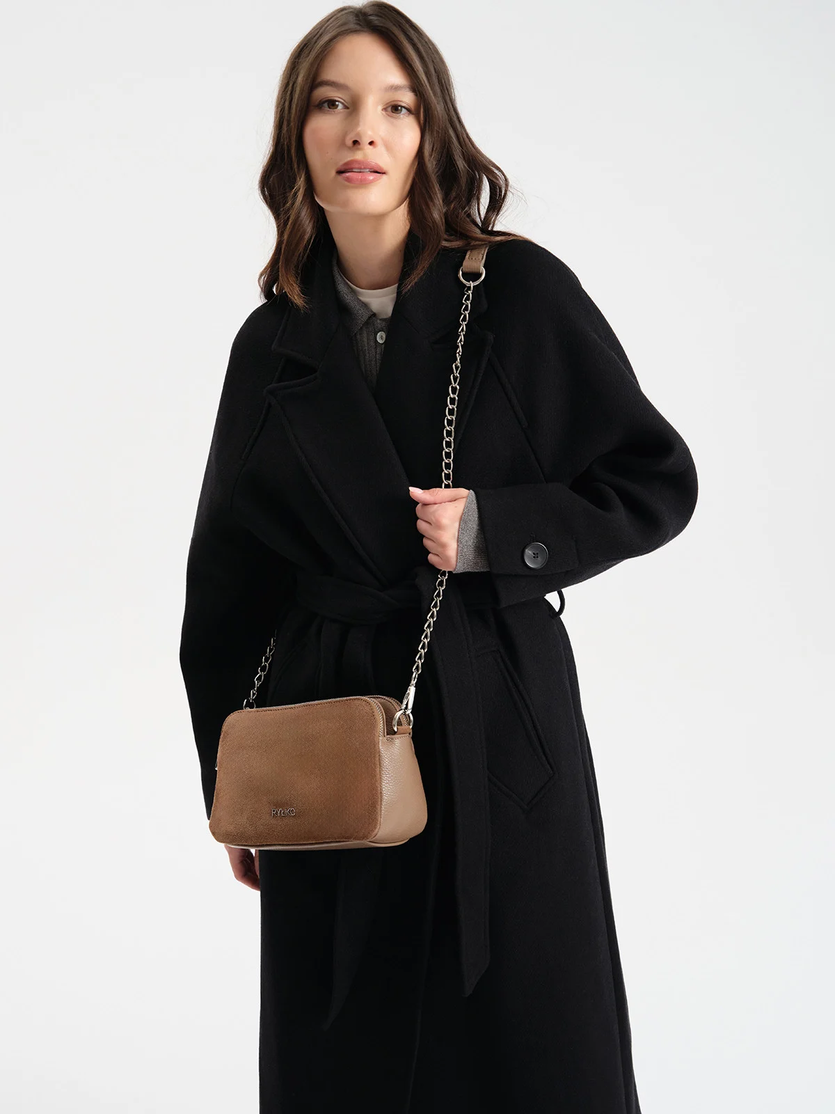 Mała, ciemnobeżowa torebka z łańcuszkowym paskiem na ramię