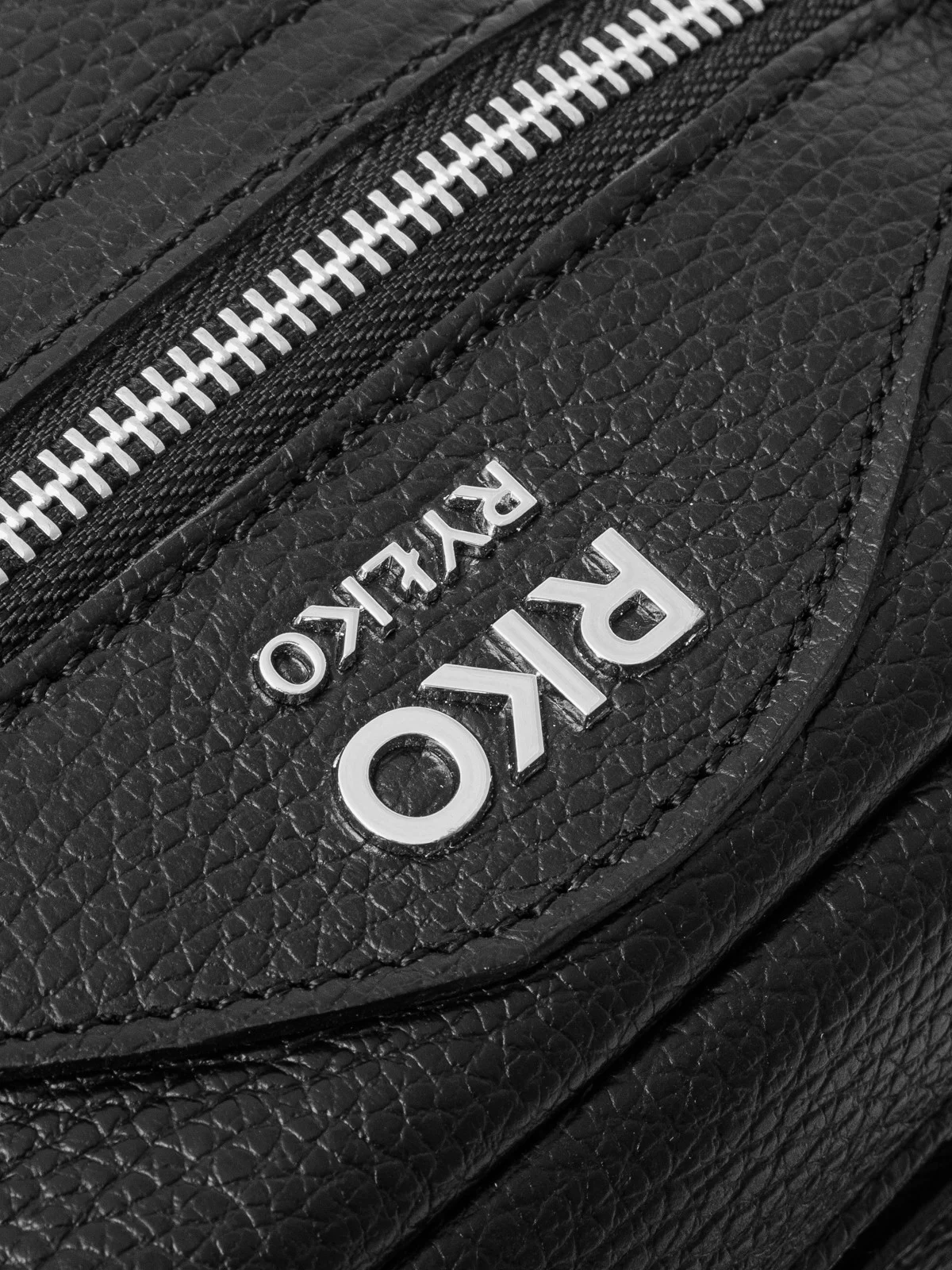 Czarna, kuferkowa torebka z rączką oraz paskiem na ramię z taśmy