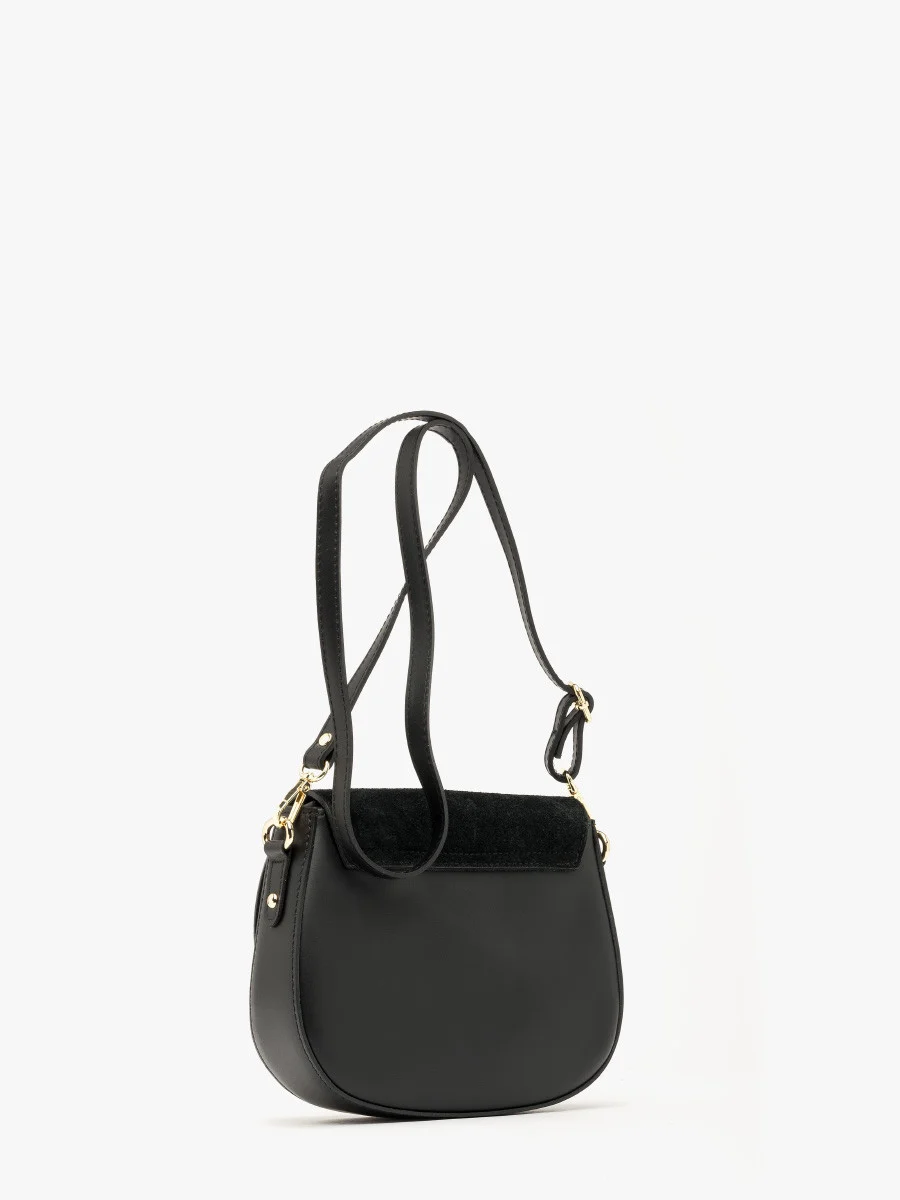 Mała, czarna torebka ze złotymi dodatkami