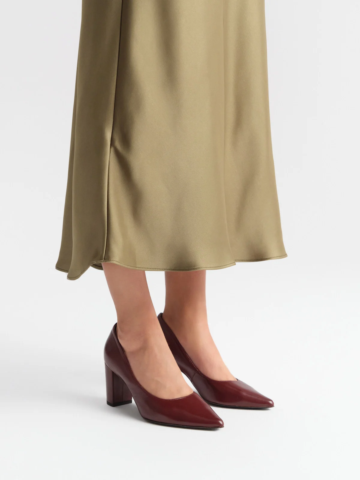 Bordowe czółenka damskie na słupku