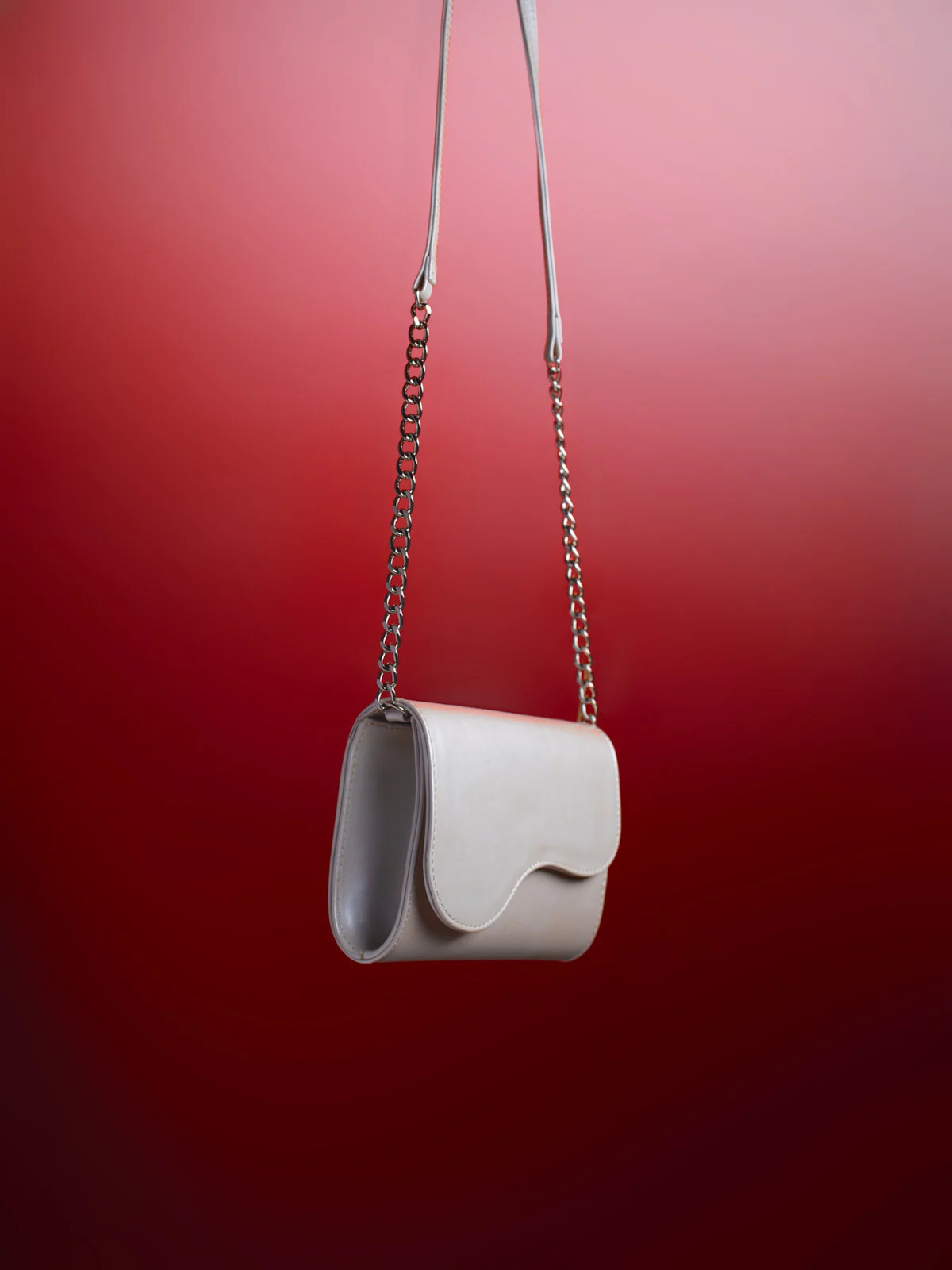 Perłowa torebka z ozdobną klapą