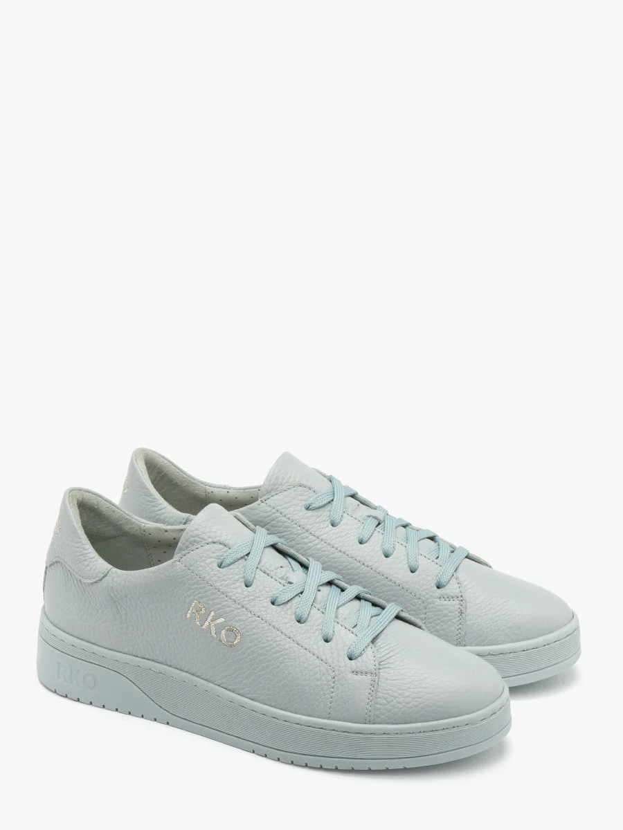 Błękitne sportowe półbuty ze srebrnym logo